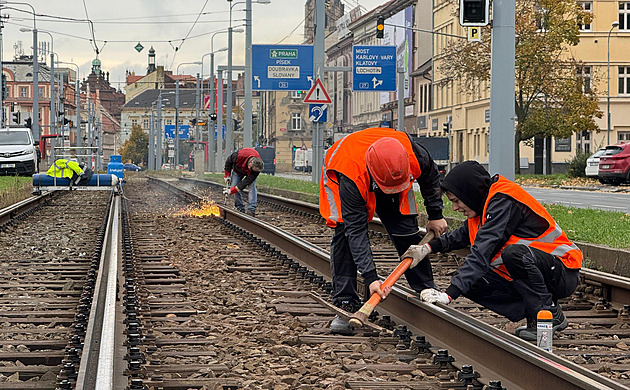 Skvrňany jsou bez tramvají. Začala velká oprava kolejiště, školáci nestíhali výuku