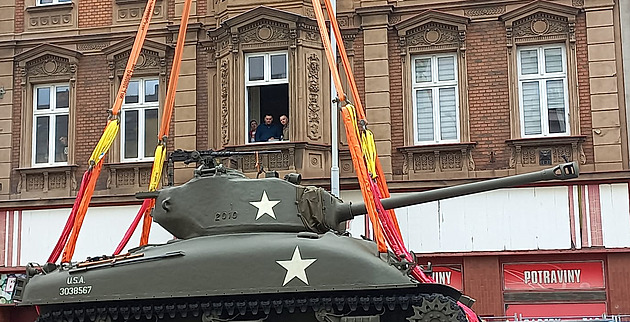 Tank Sherman se proletěl nad Plzní, atrakce trvala jen pár minut