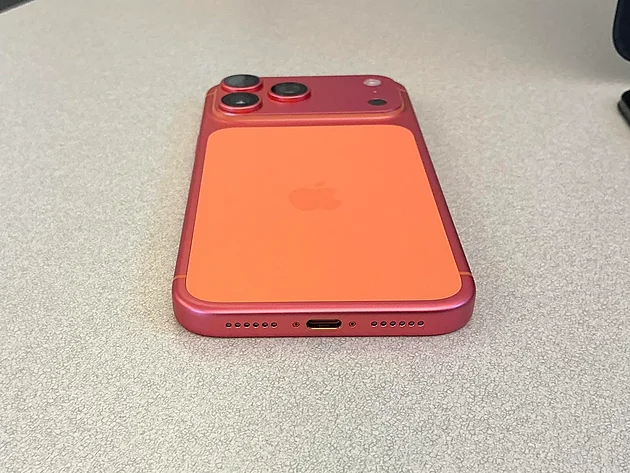 Оранжевый iPhone 17 Pro Max с выцветшим цветом корпуса