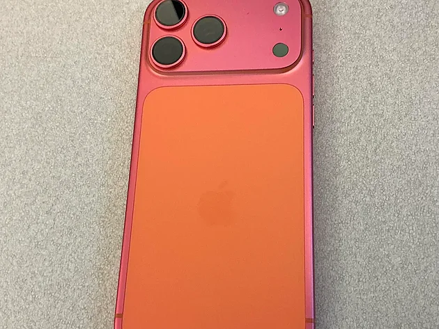 Оранжевый iPhone 17 Pro Max с выцветшим цветом корпуса