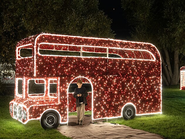 Ji� po �tvrt� rozsv�t� b�eh Vltavy sv�teln� park, tentokr�t pod titulem Srdce...