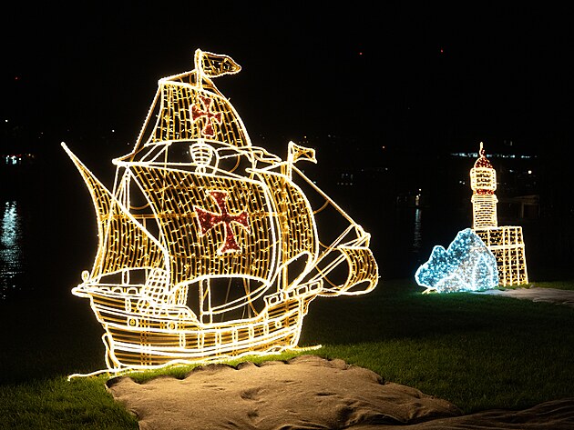 Ji� po �tvrt� rozsv�t� b�eh Vltavy sv�teln� park, tentokr�t pod titulem Srdce...