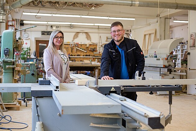 Hana Kíková (48 let) a její syn Ondej (21 let) v jejich truhláské díln.