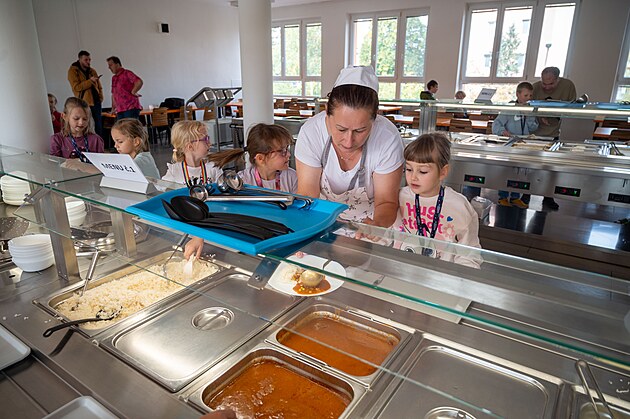 Na základní kole ve Zlín-Malenovicích zavedli finský zpsob výdeje jídla,...