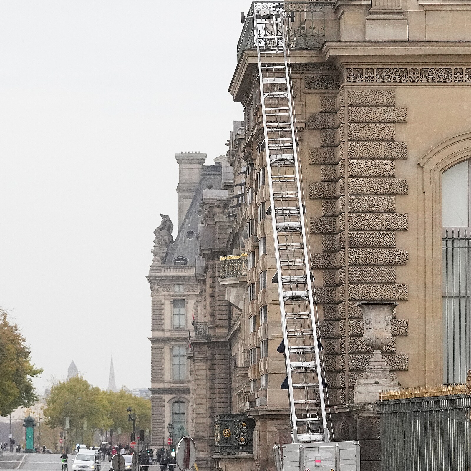 Podezřelí z loupeže v Louvru přiznali částečně svou vinu. Policie je znala