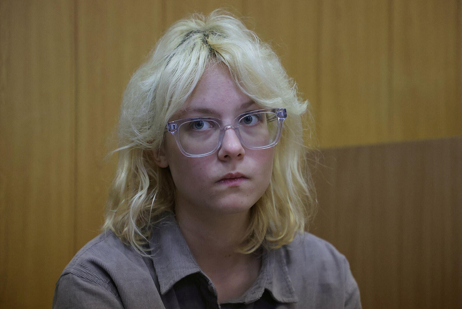 Zpívala proti Putinovi, u soudu si vyslechla další trest. A žádost o ruku