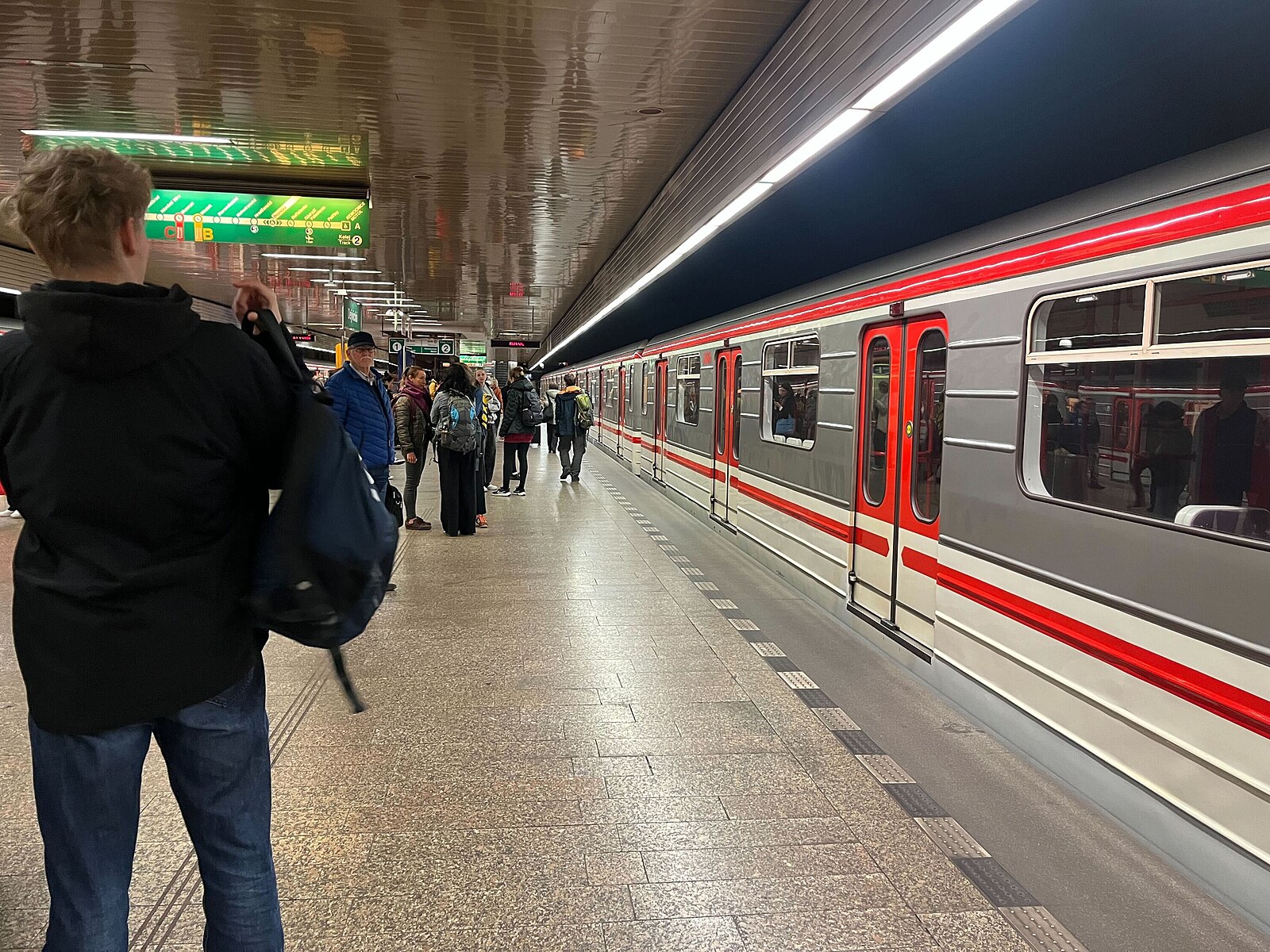 Na Bořislavce skočil člověk pod soupravu metra a zemřel, část linky A nejezdila