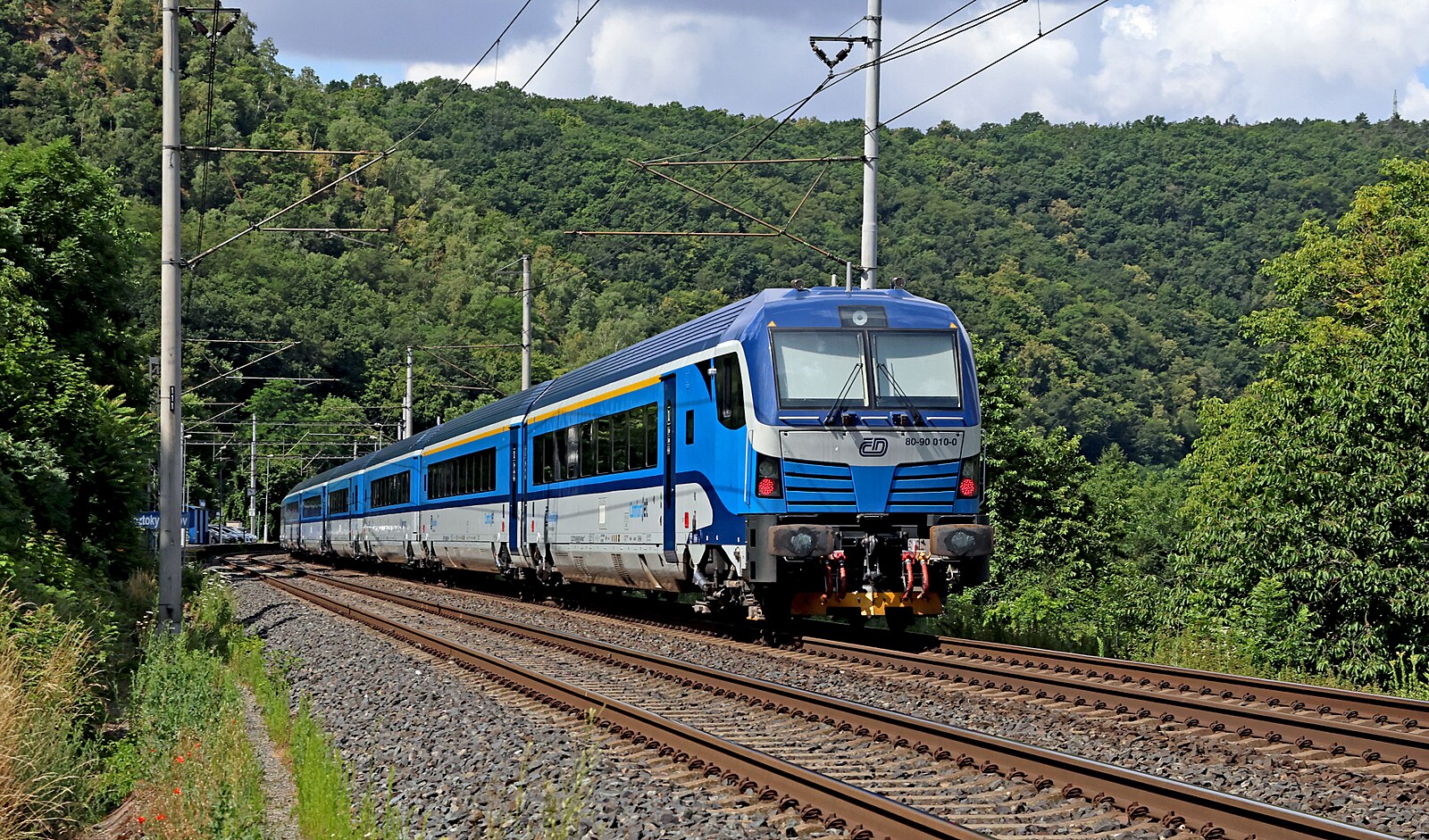 Trojice přeřezala kabely a ohrozila projíždějící vlak, provoz na trati je obnovený