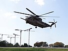 Helikoptéra s rukojmími, které propustil Hamás, se chystá p�istát u nemocnice v...