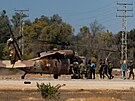 Izraelský vrtulník Black Hawk odlétá z vojenské základny Reim v ji�ním Izraeli,...