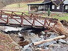 Mostek s korytem potoka Tisov� u Hol�ovic na Jesenicku, kter� je ve spr�v� Les�...