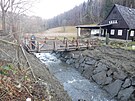 Mostek s korytem potoka Tisov� u Hol�ovic na Jesenicku, kter� je ve spr�v� Les�...