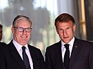 Francouzský prezident Emmanuel Macron a bristký premiér Keir Starmer na mírovém...