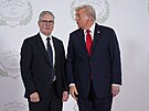 Prezident Donald Trump vítá britského premiéra Keira Starmera b�hem summitu v...