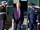Prezident Donald Trump krá�í z vrtulníku Marine One na palubu letounu Air Force...