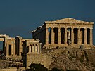 Le�ení, které po tém�� 20 let zakrývalo západní fasádu Parthenónu, bylo...