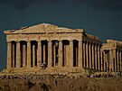 Le�ení, které po tém�� 20 let zakrývalo západní fasádu Parthenónu, bylo...