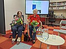 Marta Mokr (vlevo) ve 104 letech vydala svj romn Poutnk. Pojednv o...