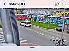 Ulice zanesená bahnem a prachem? Podle náhled� z kamer, které radnice poskytla...