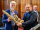 Prezident Petr Pavel dostal saxofon z produkce Amati Kraslice od majitele firmy...
