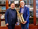 Prezident Petr Pavel dostal saxofon z produkce Amati Kraslice od majitele firmy...