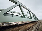 Ocelovou mostn konstrukci o hmotnosti 170 tun, kter nyn zdob eleznin...