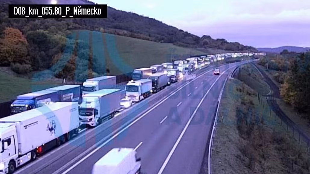 Smrtelná dopravní nehoda ráno uzav�ela u Lovosic dálnici D8 ve sm�ru na Prahu,...