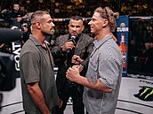 Pavel Tóth alias Spicy Pája (vpravo) se irokým úsmvem, proti nmu odmený...