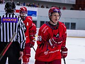 Úto�ník Mat�j Kubiesa z Frýdku-Místku slaví gól.