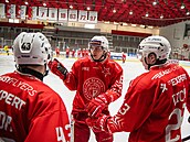 Hokejisté praské Slavie se radí.