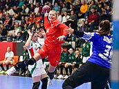 eská házenkáka Kamila Kordovská stílí v zápase s Maarskem.