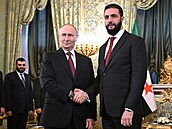 Ruský prezident Vladimir Putin a syrský prezident Ahmad ara si podávají ruce...