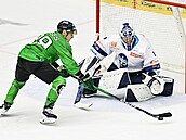 Mladoboleslavský Moses se sna�í vyzrát na gólmana Brízgalu.