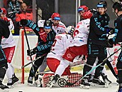 Tinecký gólman Marek Mazanec se snaí zorientovat ve skrumái hrá v zápase...