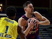 Barcelonský kapitán Tomá Satoranský útoí na ko Maccabi Tel-Aviv.
