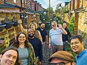 Sousedé v anglickém Manchesteru promnili pinavou uliku plnou vyhozených vcí...