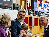 Jií Pospíil a jeho dcera Meda na mimoádném jednání praského zastupitelstva...