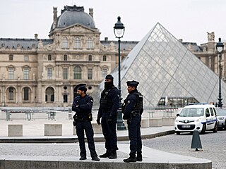 Policisté zasahují v pa�í�ském Louvru poté, co odsud zlod�ji ukradli vzácné...