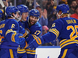 Hokejisté Buffala se radují z gólu Joshe Doana.