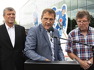 Peter, Anton a Marián astní (zleva) v roce 2019 pi odhalování spolené sochy...