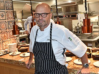 V jednom ze svých vyhlá�ených podnik�, moderní restauraci Next Door by...