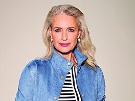 Semi�ová barevná bunda se dá nosit jen tak nebo pod kabát místo saka. Cena 1000...