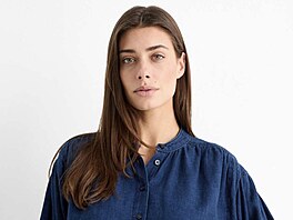 Tmav� modrá se hodí i k �erným kalhotám. Volná halenka v kombinaci se slim...