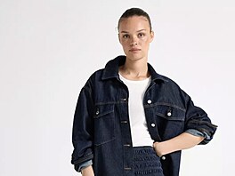 Del�í denimová sukn� a k tomu volná ko�ile ze stejného materiálu? Super...