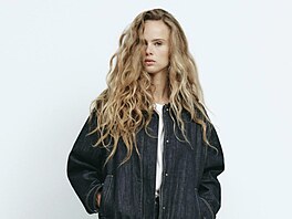 O barevnosti je jasno, ale co st�ih? Stále p�evládá oversize, který skv�le...