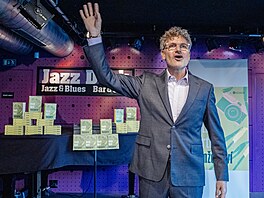 Patrik Hartl poktil spolu s maelkou, dcerou a herci Studia Dva svou novou...