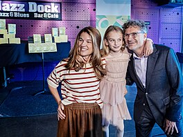 Patrik Hartl poktil spolu s maelkou, dcerou a herci Studia Dva svou novou...