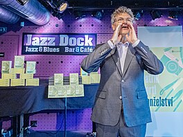 Patrik Hartl poktil spolu s maelkou, dcerou a herci Studia Dva svou novou...