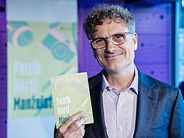 Patrik Hartl poktil spolu s maelkou, dcerou a herci Studia Dva svou novou...