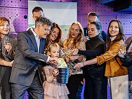 Patrik Hartl poktil spolu s maelkou, dcerou a herci Studia Dva svou novou...